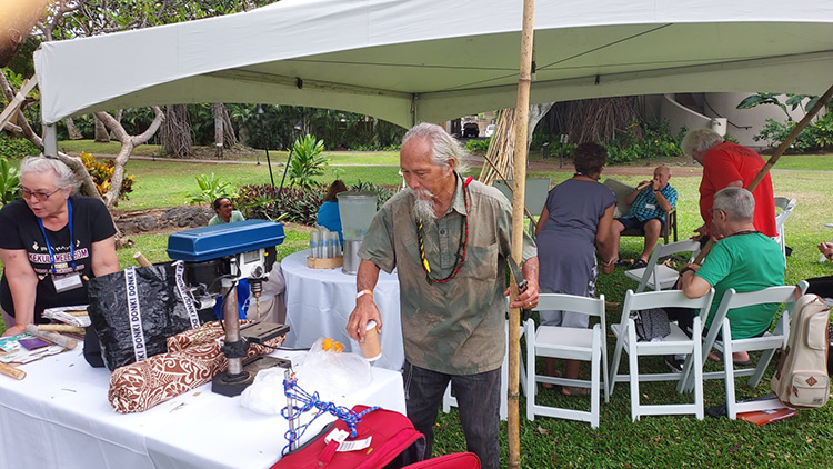 Kumu Calvin&ndash;Crafts making Nose Flutes