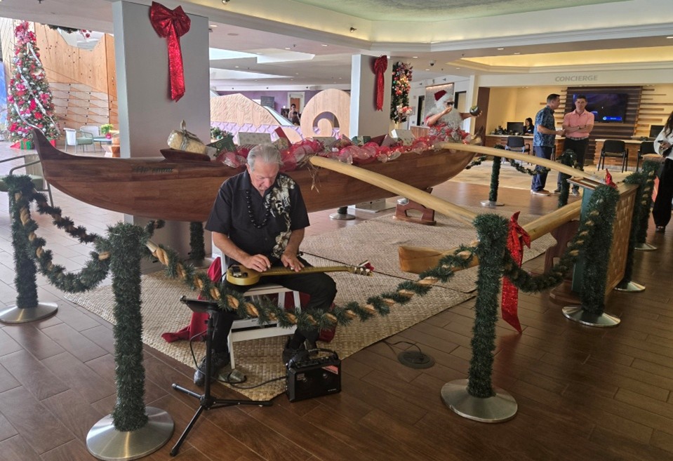 Dan playing in lobby of Waikiki Marriot